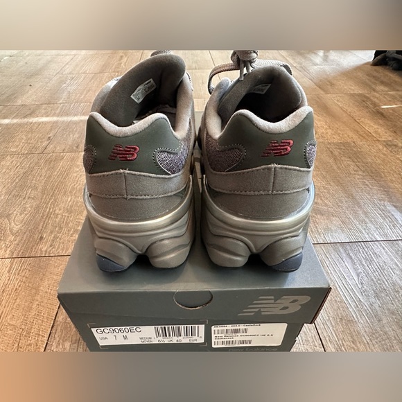 New Balance 9060 size:  women: 8.5  men 7 - Picture 9 of 10